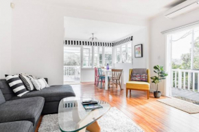 Bright Beachside Cottage, Auckland